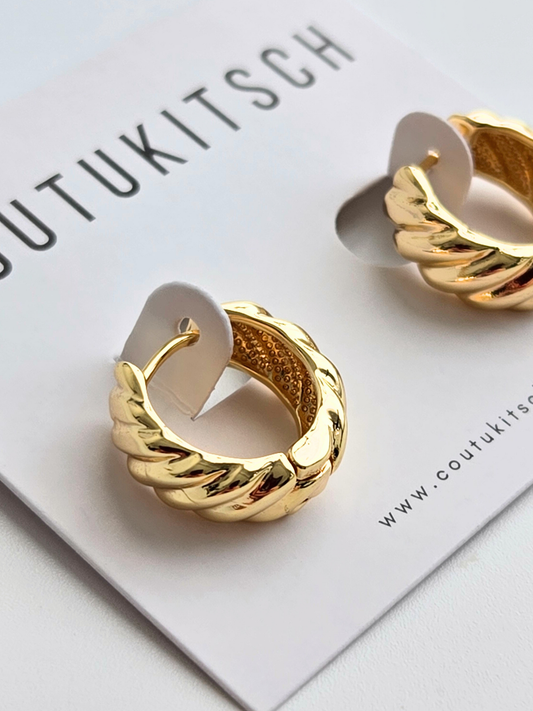 002 | wide croissant huggie hoops