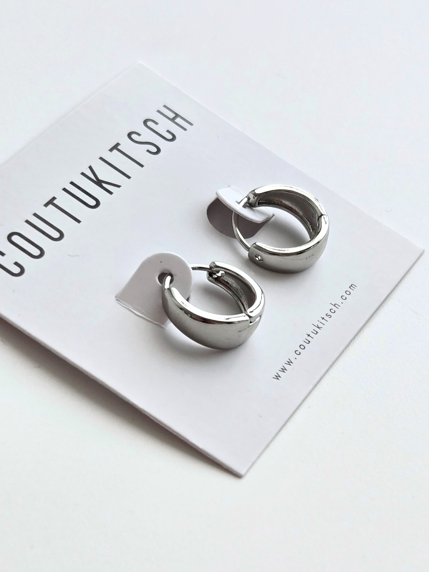 009 | simple dome huggie hoops